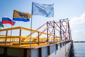 В Сургуте состыковали пролеты моста через реку Обь